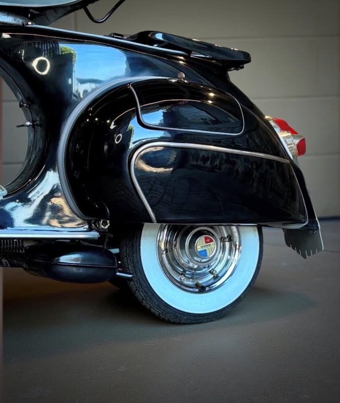 vespa VBB 1965 , all black, proche de Paris . restauration complète, certificat d origine piaggio , carte grise de collection