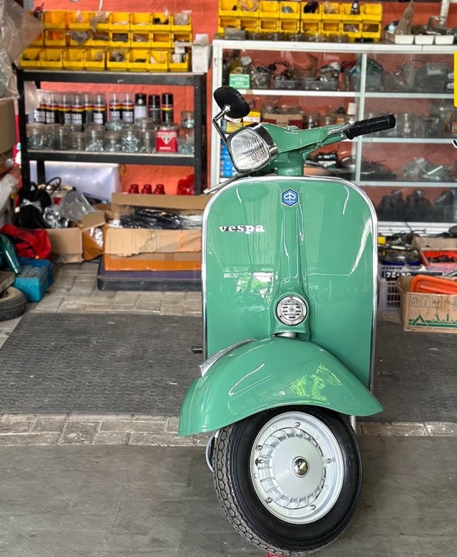 vespa sprint véloce ,Année 75 , entièrement restaurée, proche de Biarritz, carte grise collection il