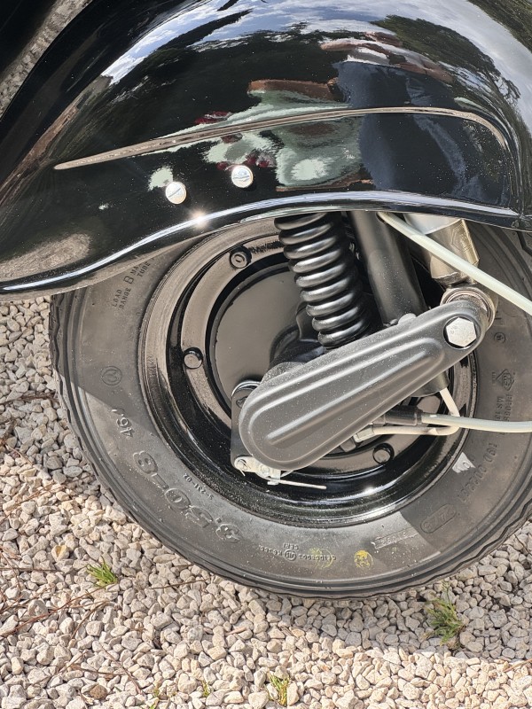 ⚫ Vespa All Black sur mesure – L’icône italienne réinventée par @lavespazienne, disponible immédiatement, carte grise collection 