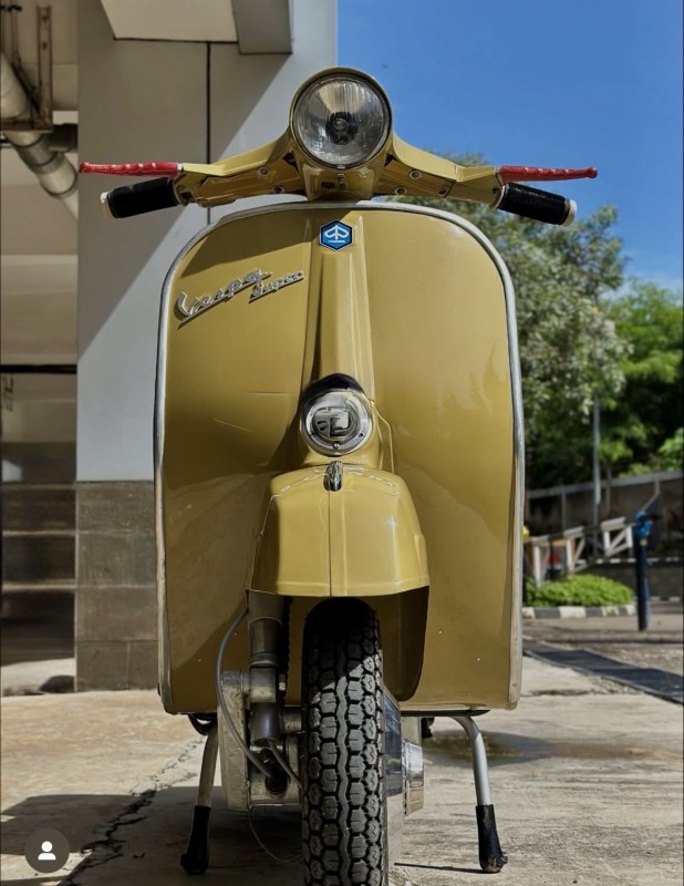 Vespa Super 150 Moutarde : Personnalisation Unique chez La Vespazienne , carte grise collection, restauration complète, Paris 