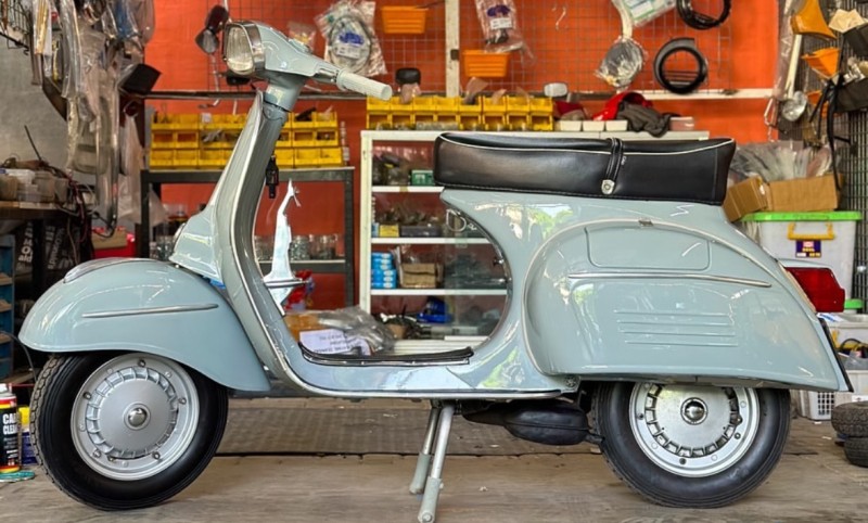 Vespa sprint 1971 entièrement restaurée , certifiée originale, carte grise française de  collection, proche de Antibes 