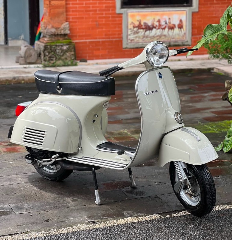 vespa sprint véloce ,150cc , entièrement restaurée proche de Paris . carte grise collection. livraison 