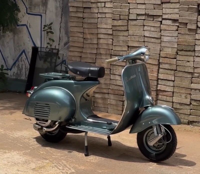 vespa VBB 150cc de 1965 entièrement restaurée proche de Lyon . carte grise française de collection
