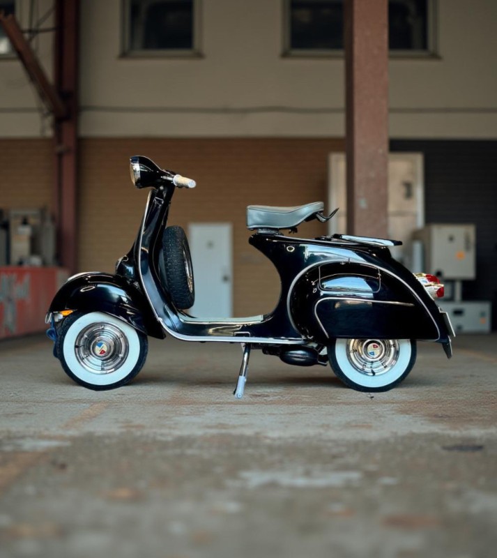 vespa VBB 1965 , all black, proche de Paris . restauration complète, certificat d origine piaggio , carte grise de collection