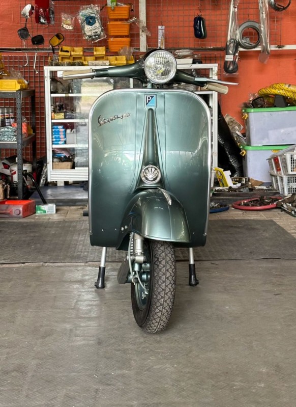 vespa VBB 150cc de 1965 entièrement restaurée proche de Lyon . carte grise française de collection