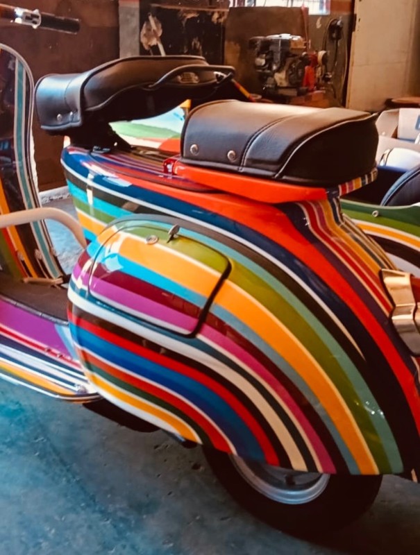 Vespa Custom : Quand l’Art Rencontre la Légende Italienne

Une Vespa Unique Qui Fait Tourner Toutes les Têtes, restauration complète, carte grise collection,Paris 