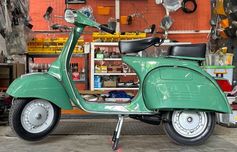 vespa sprint véloce ,Année 75 , entièrement restaurée, proche de Biarritz, carte grise collection il