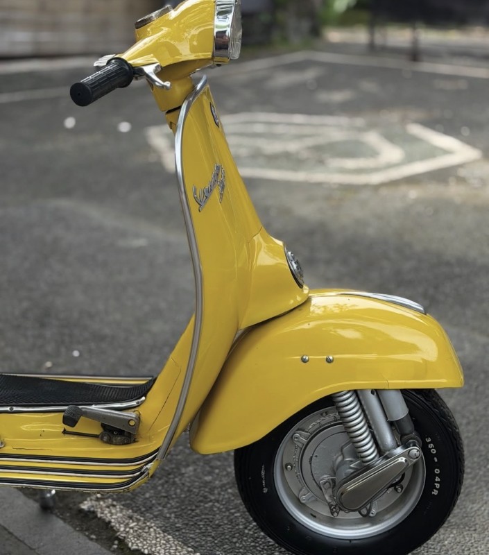 Vespa Super 1976 jaune : renaissance d’une icône italienne abandonnée, entièrement restaurée, collection , Paris 