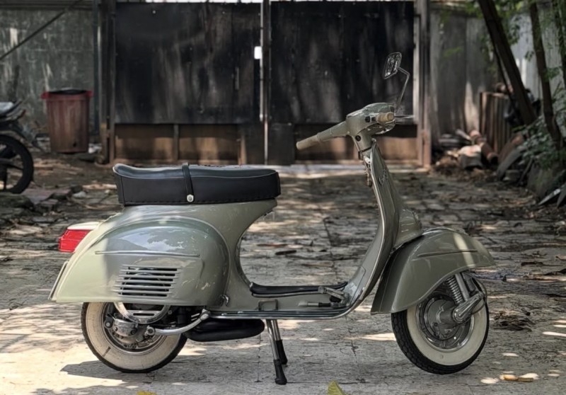 Vespa Sprint 1969 gris subtil : restauration haut de gamme par La Vespazienne, carte grise collection, restauration complète, Biarritz 