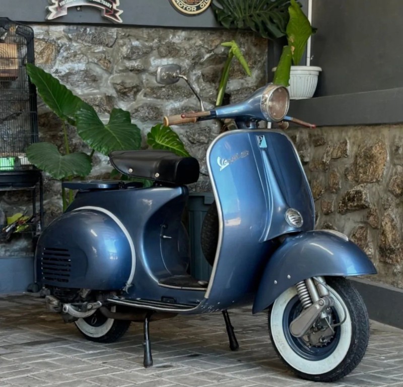 vespa VBA 1961 entièrement restaurée sur commande . personnalisée. certificat d’authenticité. carte grise française collection. proche de Lyon 