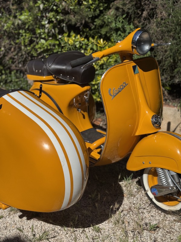Dernière création signée @lavespazienne. Side car Vespa 1962 , restauration complète , carte grise de collection, certificat d authenticité. proche de Cassis. 