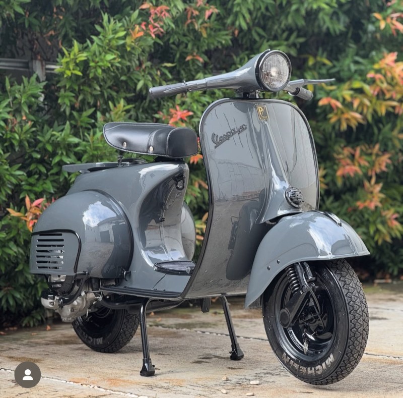combo Gris Souris & Black Intense sur une Vespa VBB 150 , carte grise de collection, Paris