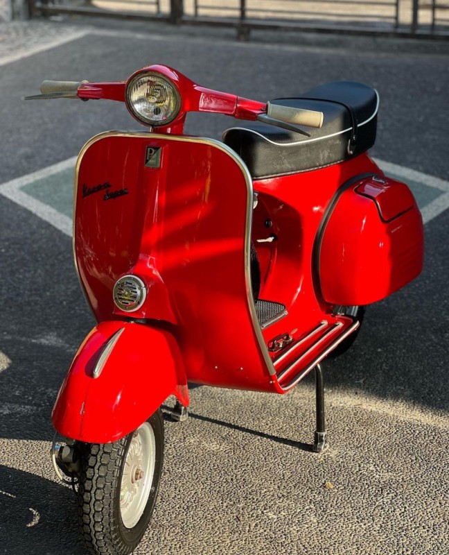 Vespa super 1967 entièrement restaurée carte grise française collection proche de Lyon 