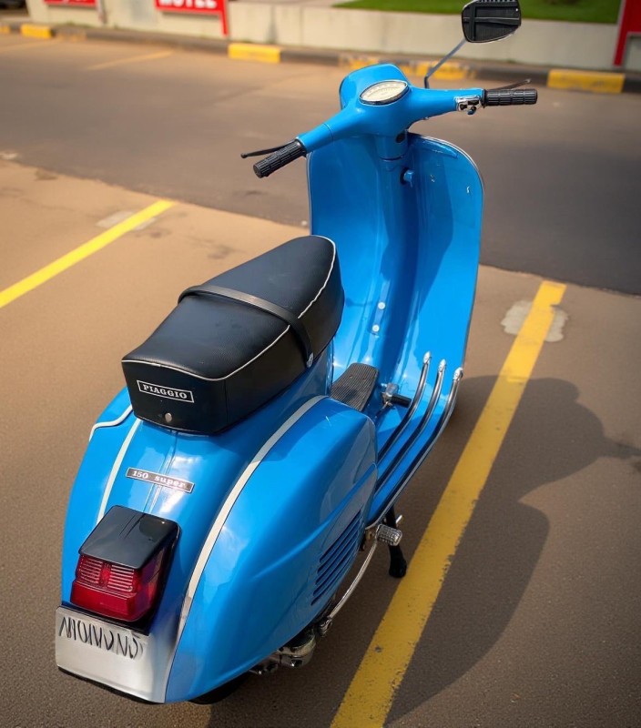 vespa 150 super , année 71 , bleu électrique, restauration complète, certificat d’authenticité Piaggio, proche de limoges .