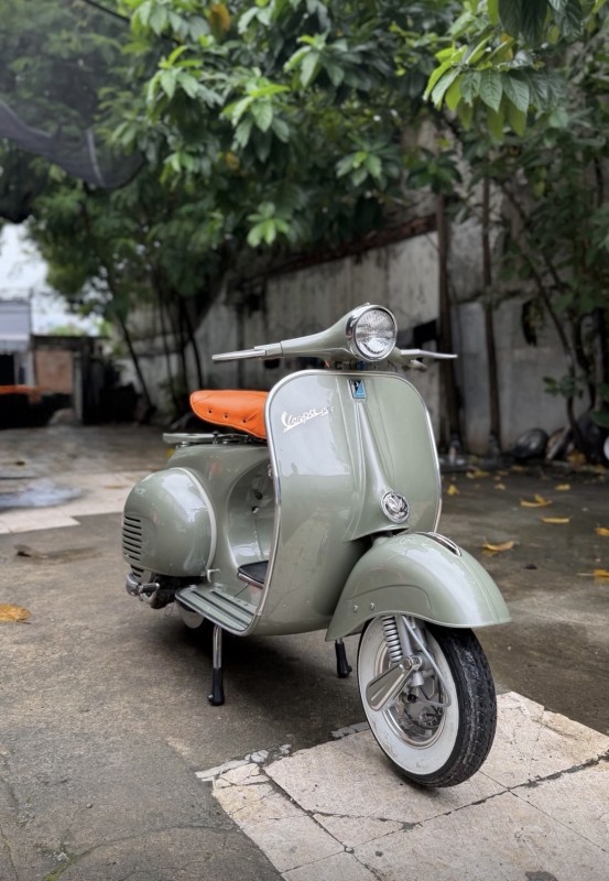Vespa Gris Perle & Orange Hermès : Quand le luxe français rencontre l’icône italienne, Paris , carte grise collection, restauration complète 