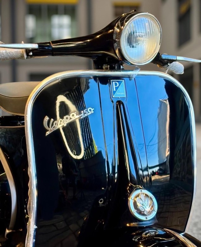vespa VBB 1965 , all black, proche de Paris . restauration complète, certificat d origine piaggio , carte grise de collection