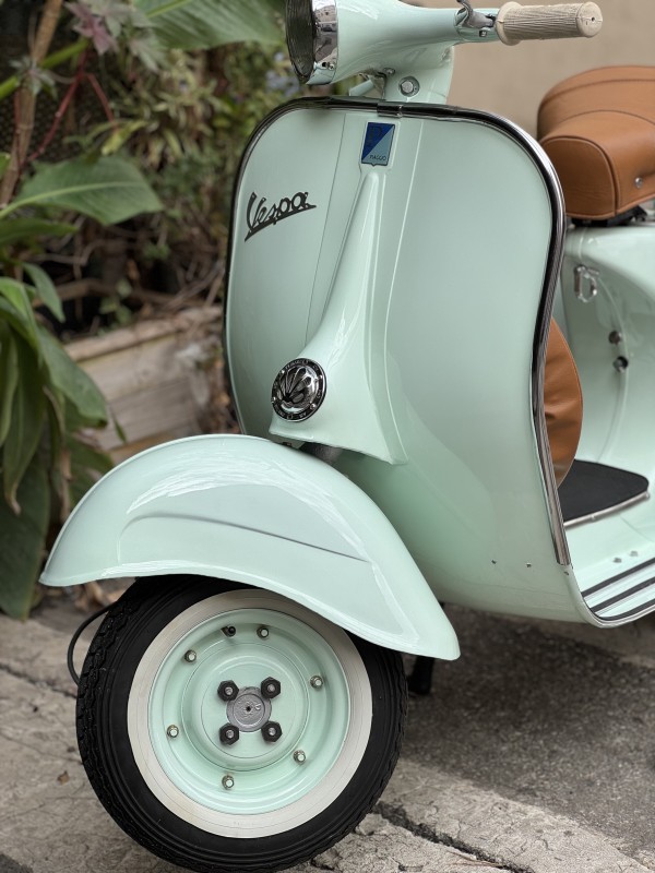 vespa VNB 63 , entièrement restaurée, proche de Aix en Provence, carte grise collection 