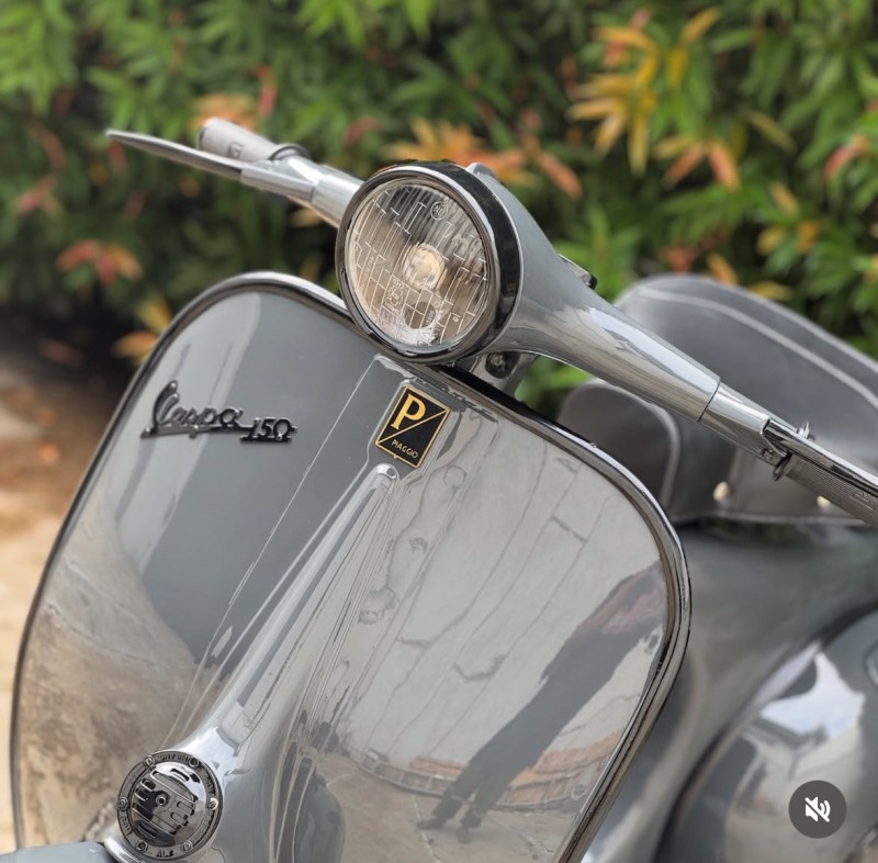 combo Gris Souris & Black Intense sur une Vespa VBB 150 , carte grise de collection, Paris