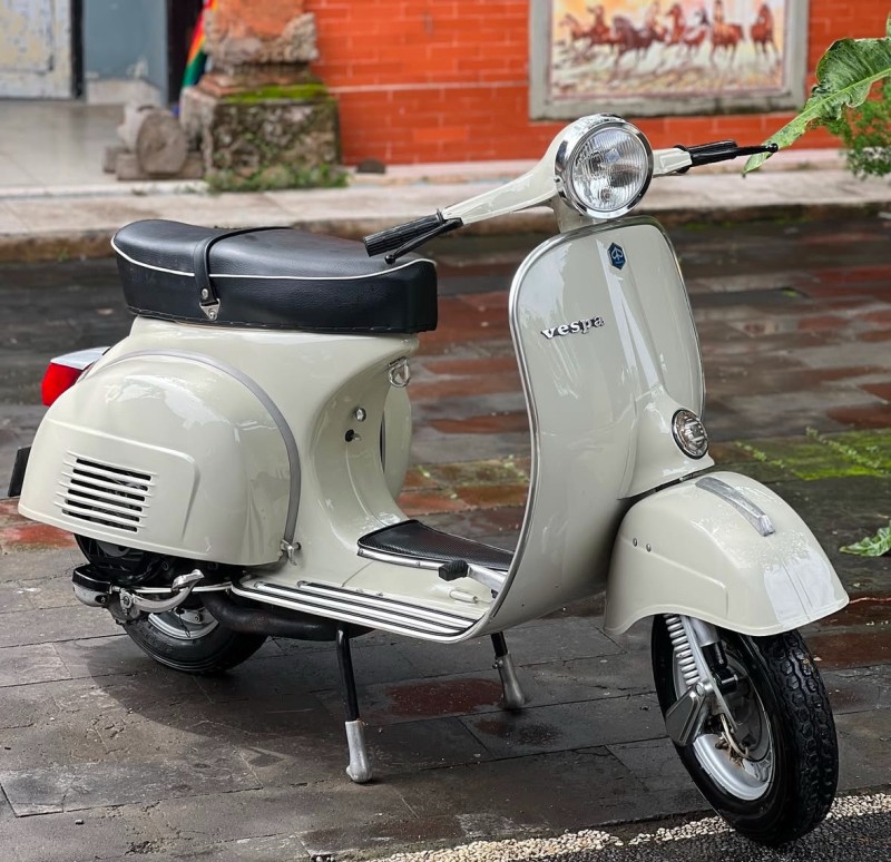 vespa sprint véloce ,150cc , entièrement restaurée proche de Paris . carte grise collection. livraison 