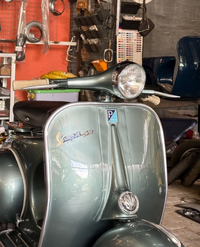 vespa VBB 150cc de 1965 entièrement restaurée proche de Lyon . carte grise française de collection
