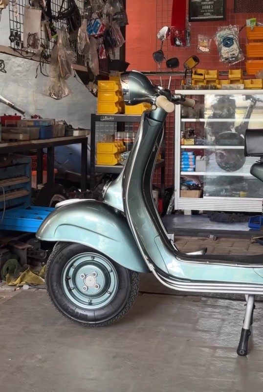 vespa VBB 150cc de 1965 entièrement restaurée proche de Lyon . carte grise française de collection