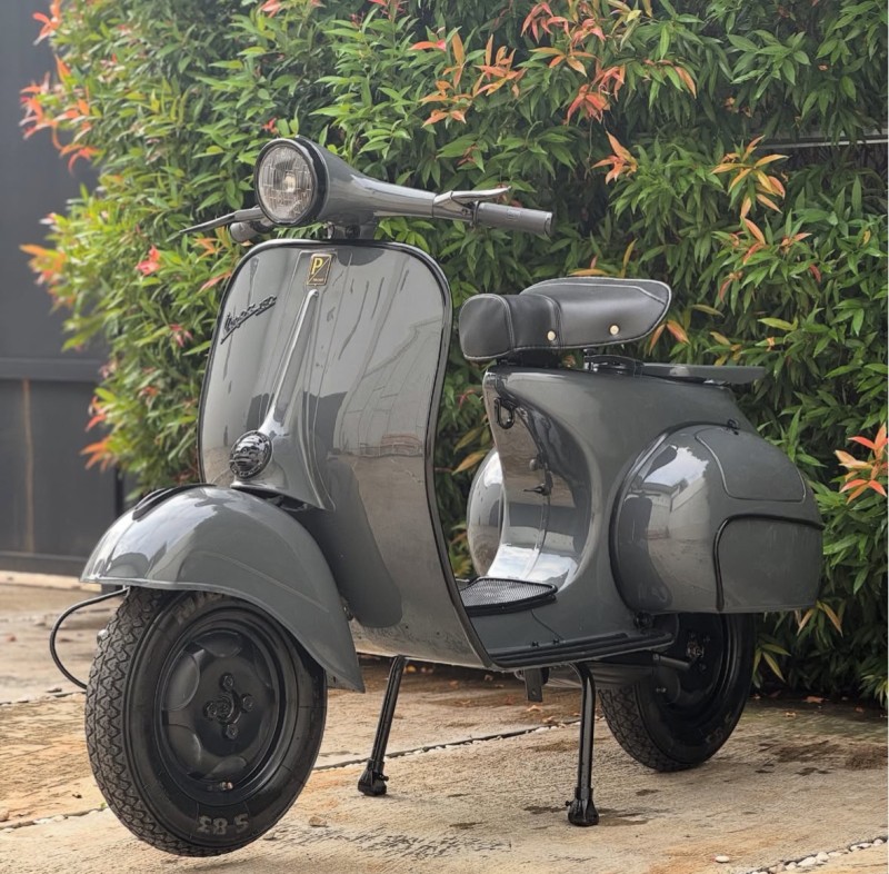 combo Gris Souris & Black Intense sur une Vespa VBB 150 , carte grise de collection, Paris