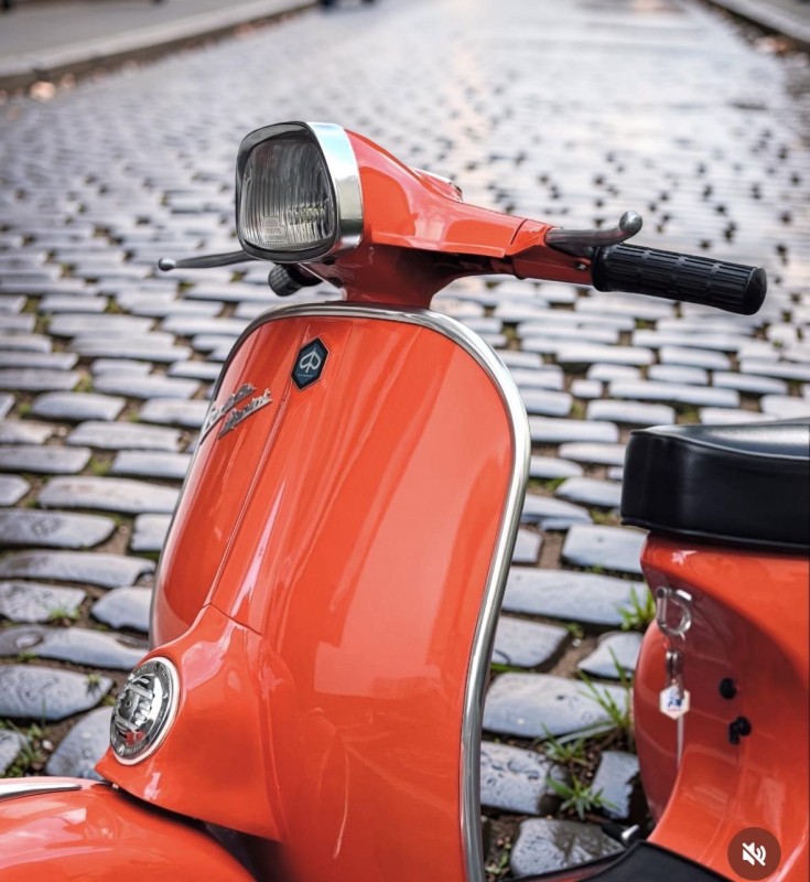 Vespa Sprint 1967 Orange d’Origine : La Renaissance d’une Icône Italienne Restaurée par La Vespazienne, Antibes , carte grise de collection, restauration complète. vintage 