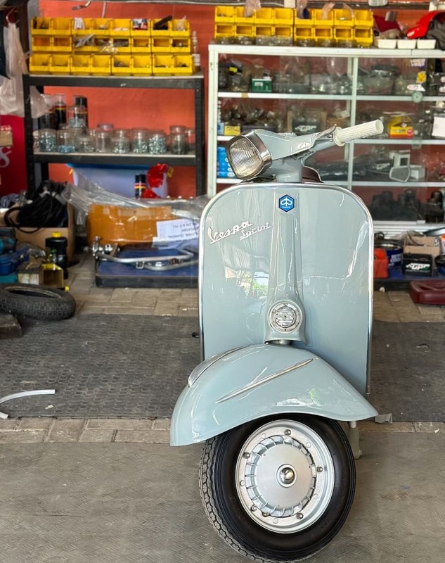 Vespa sprint 1971 entièrement restaurée , certifiée originale, carte grise française de  collection, proche de Antibes 