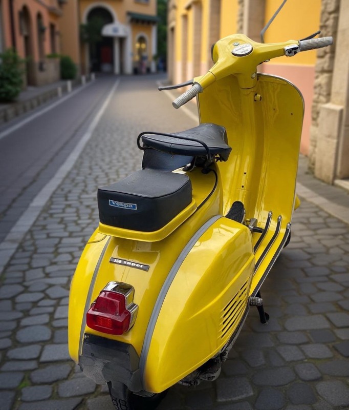 vespa super 1968 , restauration complète, proche de Nice . certificat d’authenticité. carte grise collection 
