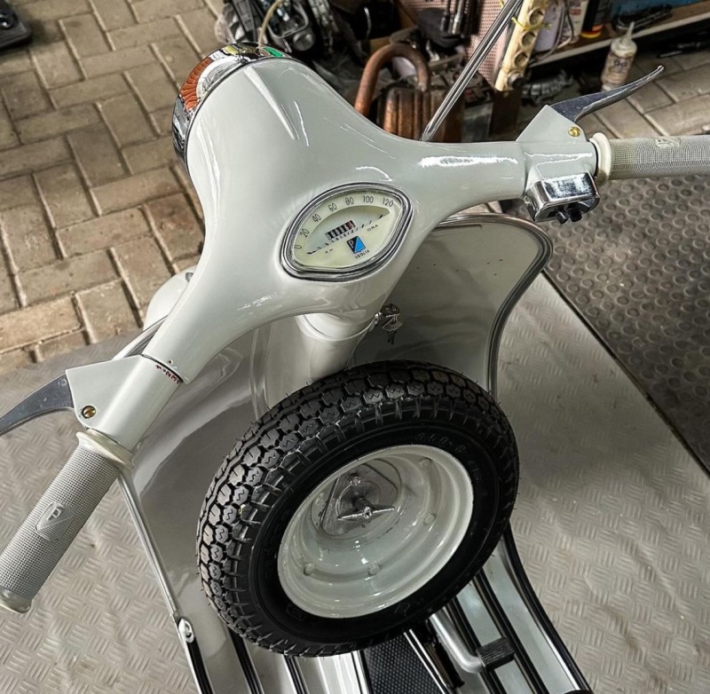 vespa VBB entièrement restaurée , livrée sur paris . carte grise française collection 