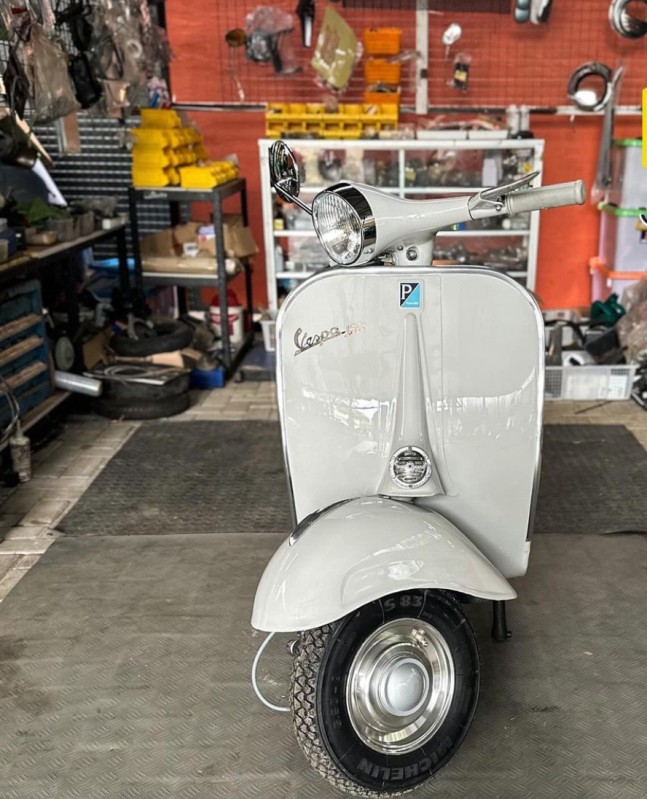 vespa VBB entièrement restaurée , livrée sur paris . carte grise française collection 