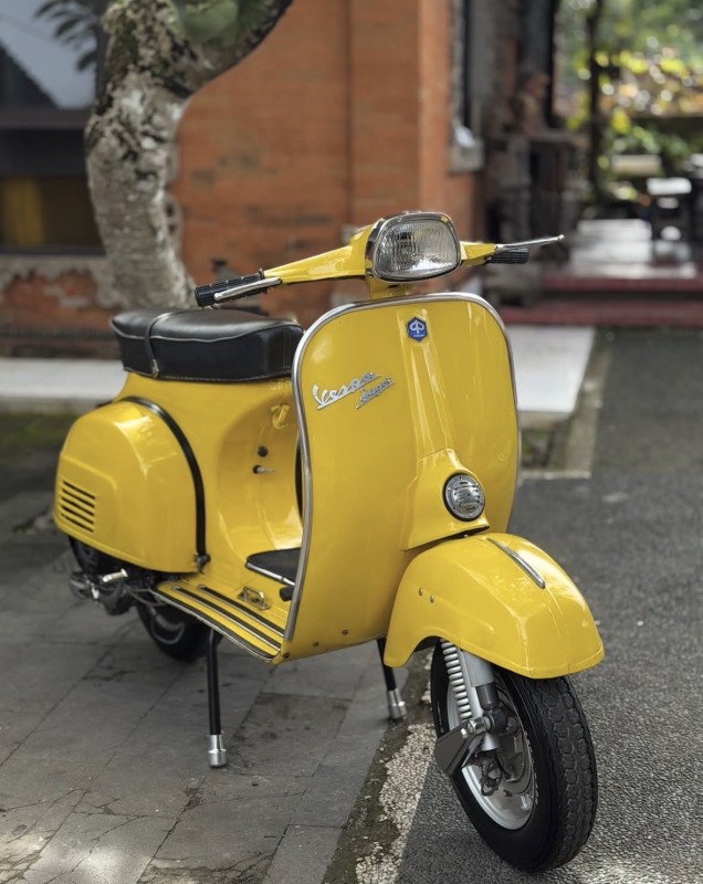 Vespa Super 1976 jaune : renaissance d’une icône italienne abandonnée, entièrement restaurée, collection , Paris 