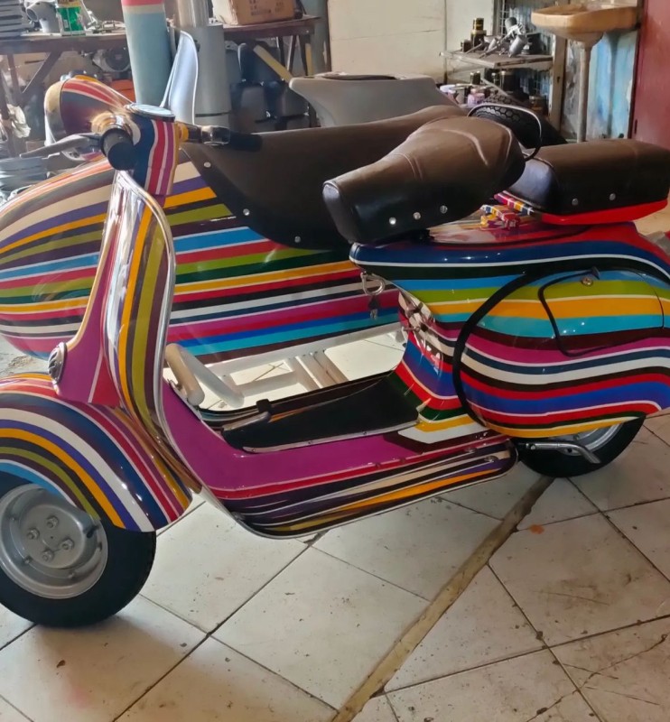 le Sidecar de la vespazienne au service des entreprises pour leur communication . Paris 
