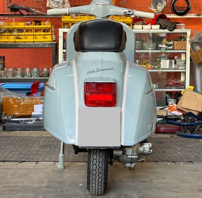 Vespa sprint 1971 entièrement restaurée , certifiée originale, carte grise française de  collection, proche de Antibes 
