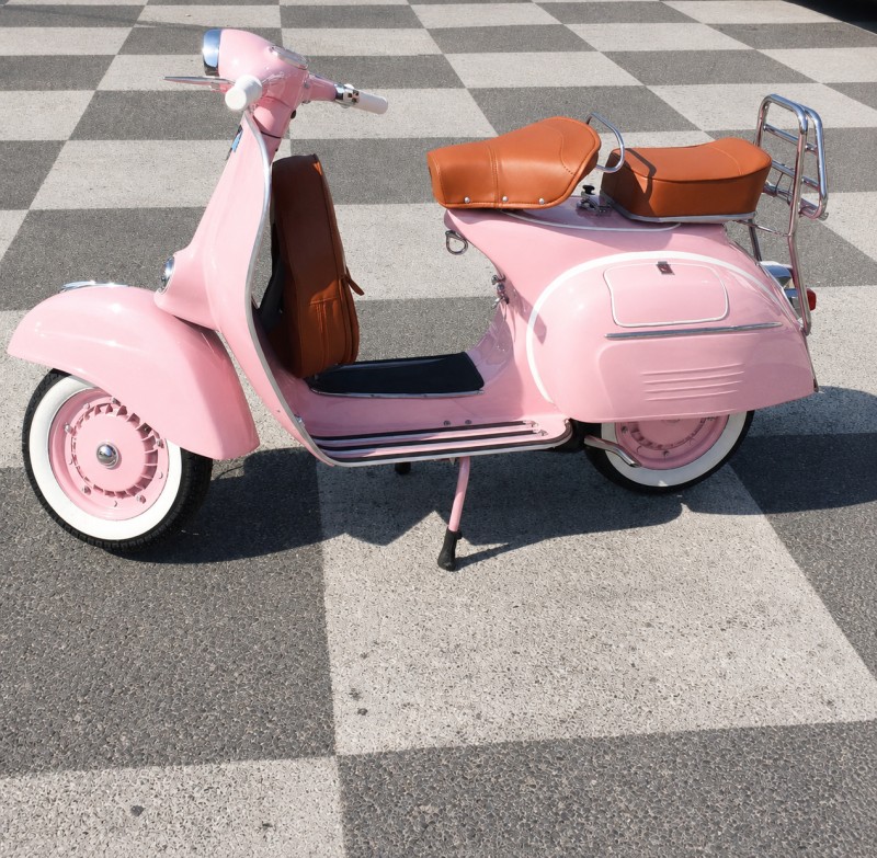 Vespa GTR 1972 Rose St-Tropez : la plus élégante des Vespa vintage prend la route de Ramatuelle, restauration complète, carte grise collection 