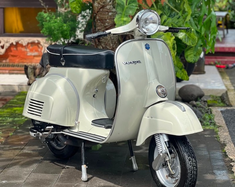 vespa sprint véloce ,150cc , entièrement restaurée proche de Paris . carte grise collection. livraison 