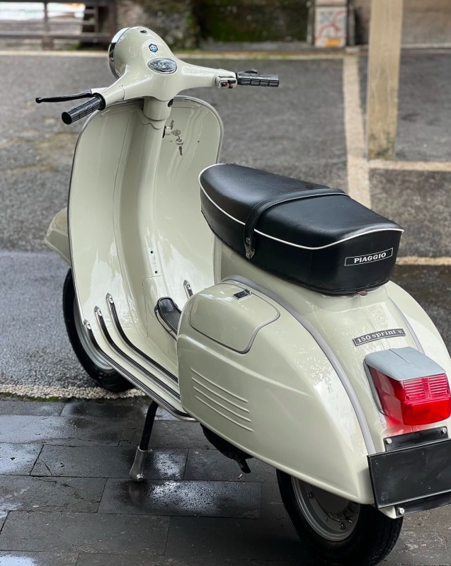 vespa sprint véloce ,150cc , entièrement restaurée proche de Paris . carte grise collection. livraison 