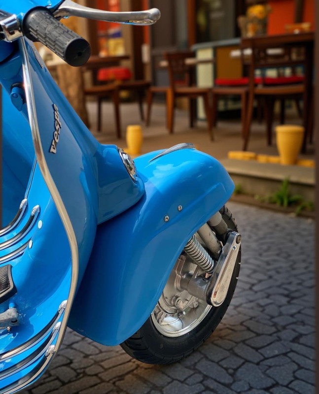 vespa 150 super , année 71 , bleu électrique, restauration complète, certificat d’authenticité Piaggio, proche de limoges .