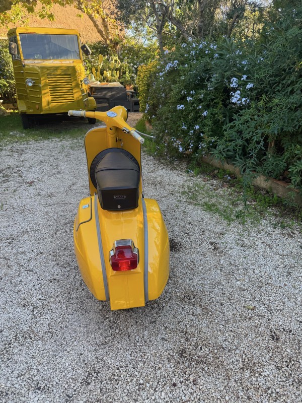 vespa super jaune positano prête à être livrée . proche de paris, carte grise collection. 
