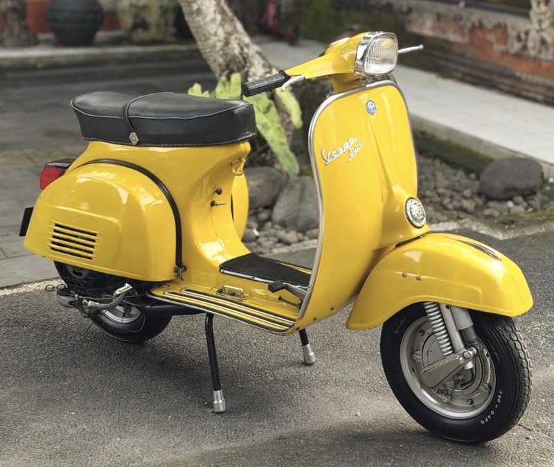 Vespa Super 1976 jaune : renaissance d’une icône italienne abandonnée, entièrement restaurée, collection , Paris 