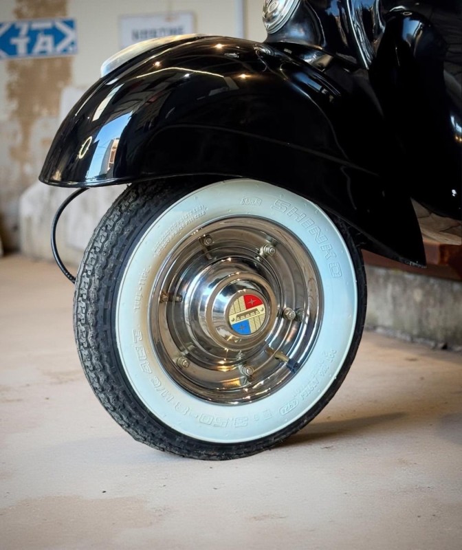 vespa VBB 1965 , all black, proche de Paris . restauration complète, certificat d origine piaggio , carte grise de collection
