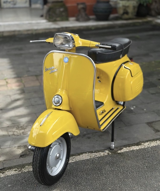 Vespa Super 1976 jaune : renaissance d’une icône italienne abandonnée, entièrement restaurée, collection , Paris 