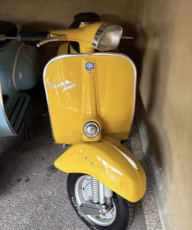 Vespa Super 1976 jaune : renaissance d’une icône italienne abandonnée, entièrement restaurée, collection , Paris 