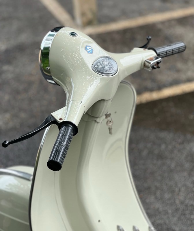 vespa sprint véloce ,150cc , entièrement restaurée proche de Paris . carte grise collection. livraison 