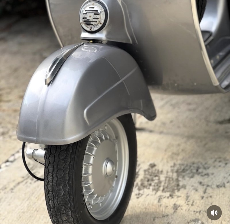 Vespa Sprint 1969 gris métallisé : l’élégance italienne restaurée par les ateliers La Vespazienne, Lyon . carte grise collection, restauration complète 