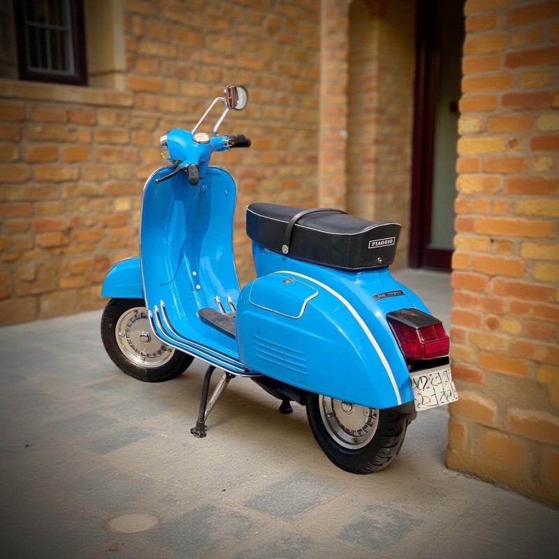 vespa 150 super , année 71 , bleu électrique, restauration complète, certificat d’authenticité Piaggio, proche de limoges .