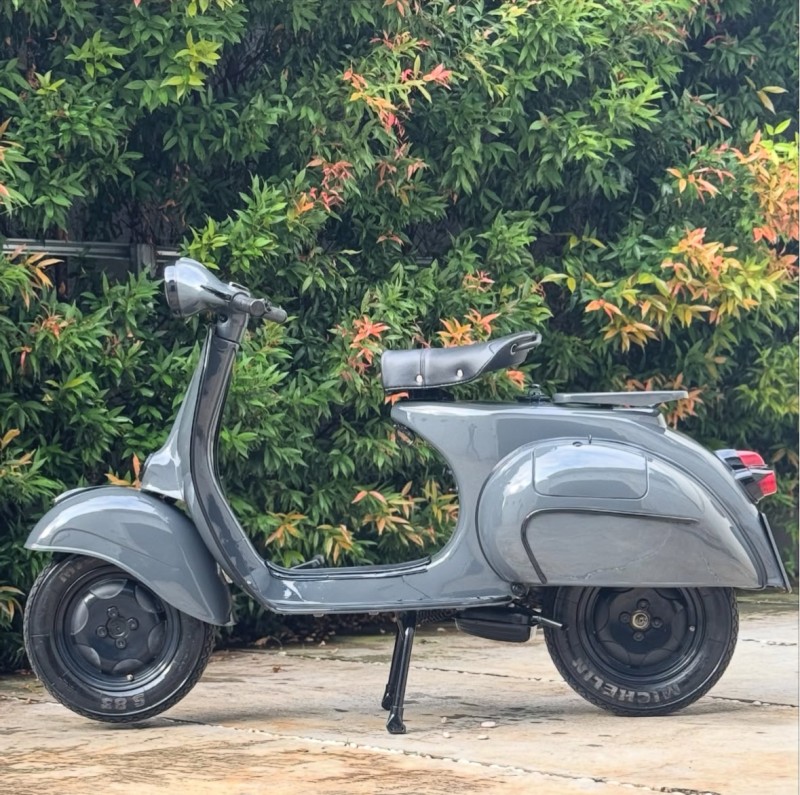 combo Gris Souris & Black Intense sur une Vespa VBB 150 , carte grise de collection, Paris