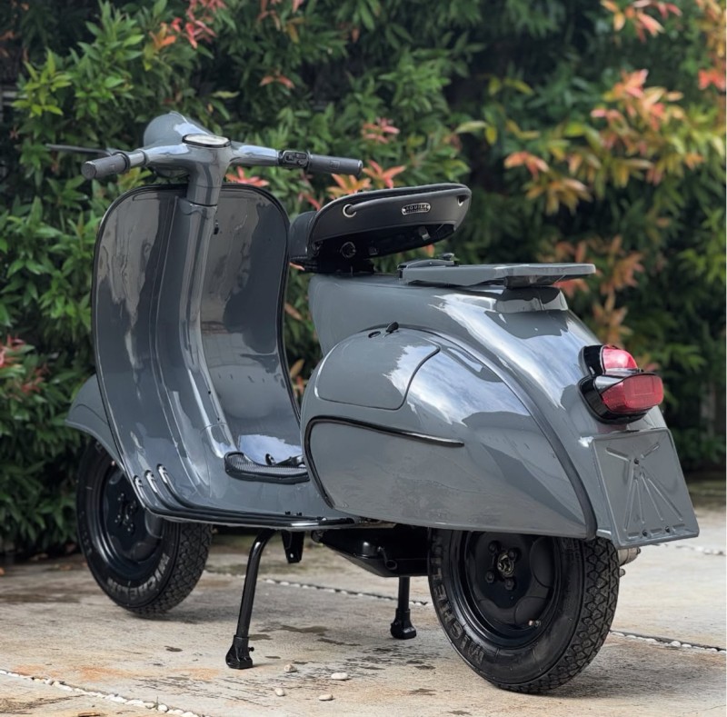 combo Gris Souris & Black Intense sur une Vespa VBB 150 , carte grise de collection, Paris