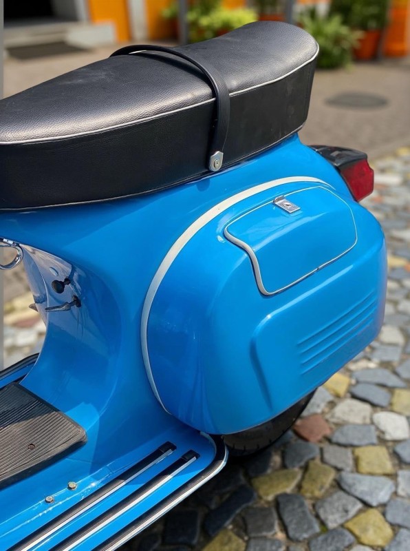 vespa 150 super , année 71 , bleu électrique, restauration complète, certificat d’authenticité Piaggio, proche de limoges .