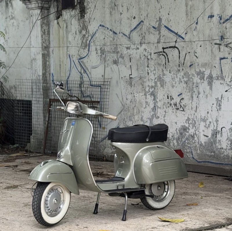 Vespa Sprint 1969 gris subtil : restauration haut de gamme par La Vespazienne, carte grise collection, restauration complète, Biarritz 